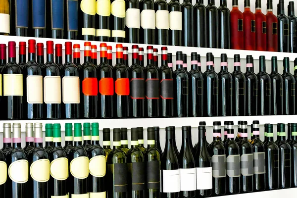 Dettaglio Ravvicinato Degli Scaffali Delle Bottiglie Vino — Foto Stock