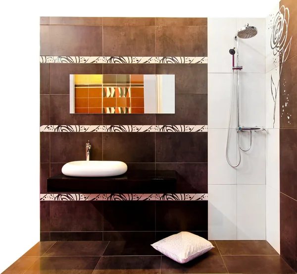 シャワー付きバスルームを茶色の内部のショット — ストック写真