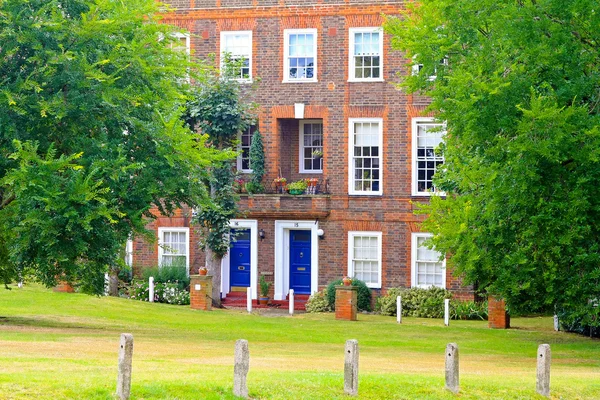 Zewnątrz Typowo Brytyjskiego Domu Czerwonej Cegły Fasadą — Zdjęcie stockowe