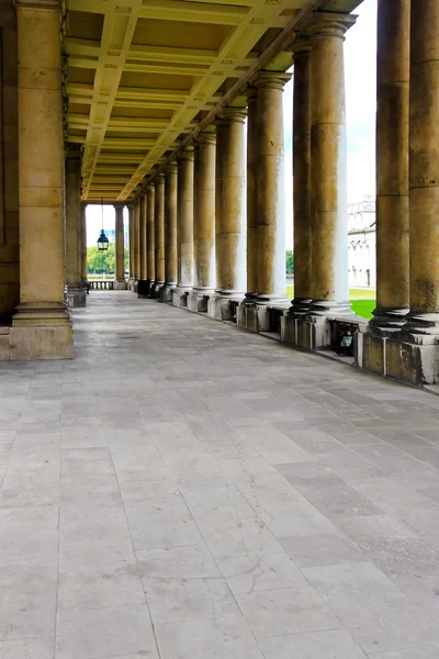 格林威治的校园 有一边的大理石柱子里面的走廊 — 图库照片