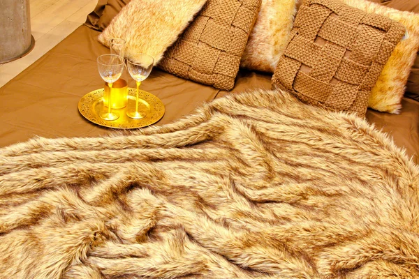ベッドの上のワインのボトルとゴールドのオーバル トレイ — ストック写真