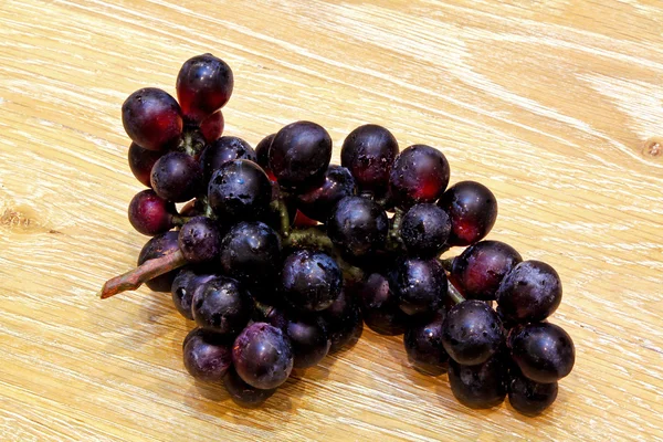 Verse Biologische Rode Druiven Houten Tafel — Stockfoto