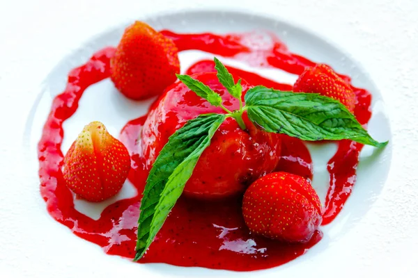Panna Cotta Kuchen Mit Erdbeeren Aus Nächster Nähe — Stockfoto