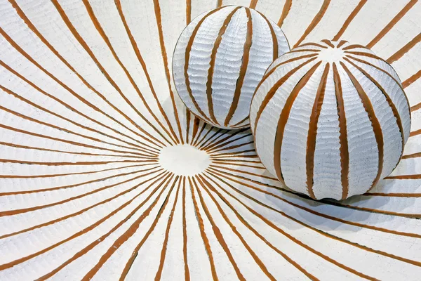 プレートに つの球の幾何学的形状 — ストック写真
