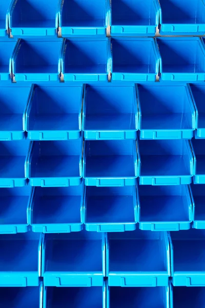 倉庫に青いプラスチック製のオープン ボックス オーガナイザー — ストック写真