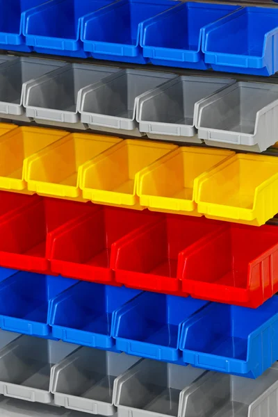 Πολύχρωμα Πλαστικά Ανοίγει Κουτί Συσκευασία Στην Αποθήκη — Φωτογραφία Αρχείου