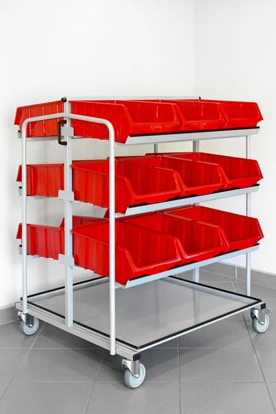 Warenkorb Mit Roten Plastikboxen Für Das Lager — Stockfoto