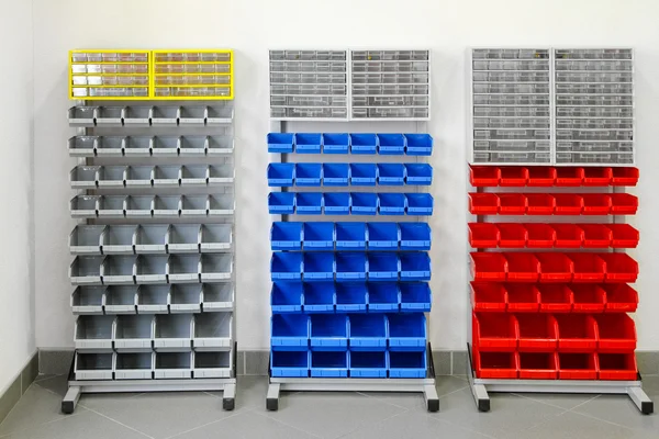 Kleurrijke Kunststof Planken Voor Voorraad Werkplaats — Stockfoto