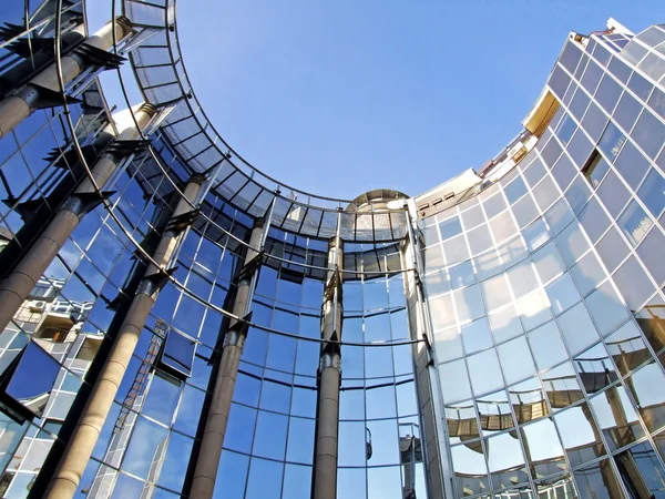 楕円形金属とガラスのファサードのビジネスビル — ストック写真