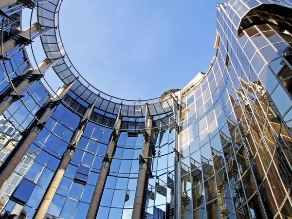 Ovales Geschäftsgebäude Aus Metall Und Glas — Stockfoto