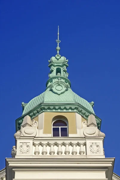 Modernes Gebäude Mit Kuppel Auf Dem Dach Und Schöner Aussicht — Stockfoto