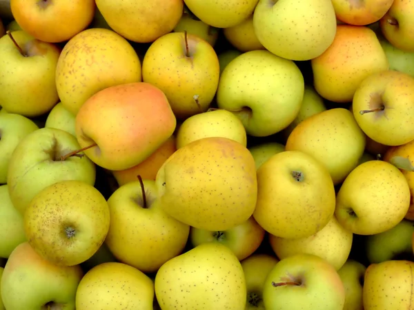 Grono Żółty Jabłkami Rynku — Zdjęcie stockowe