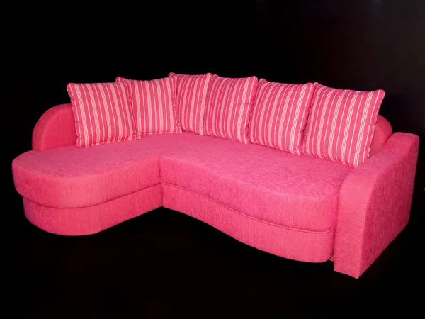 拮据的枕头很多美丽粉红色沙发 — 图库照片
