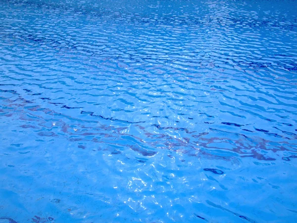 Třesoucí se povrch bazénu — Stock fotografie