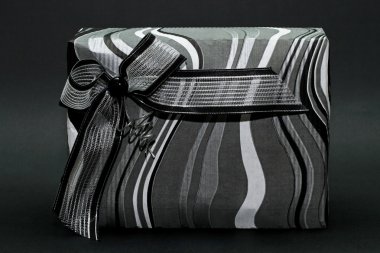 siyah, yay ile modern gümüş hediye kutusu