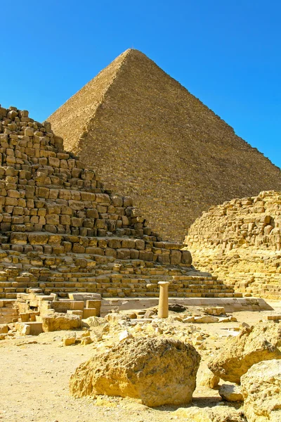 Pyramid and tombs — Stock Photo, Image