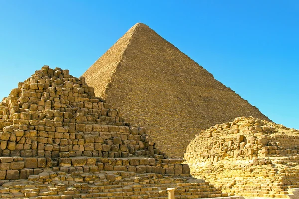Tombs and pyramid — Stock Photo, Image