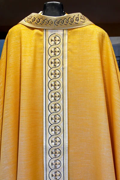 Vestido dorado católico — Foto de Stock
