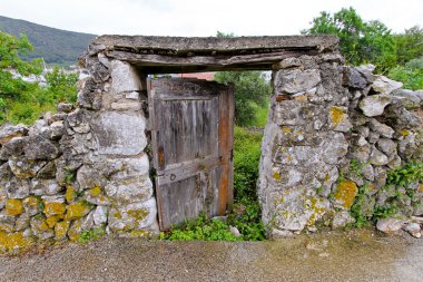 terk edilmiş özellik