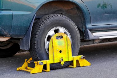 Wheel clamp clipart