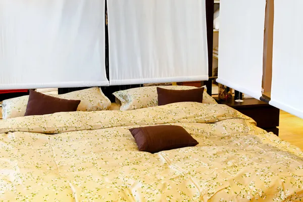 Кровать с балдахином — стоковое фото