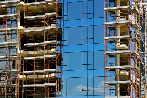 Byggande av glasbyggnad — Stockfoto