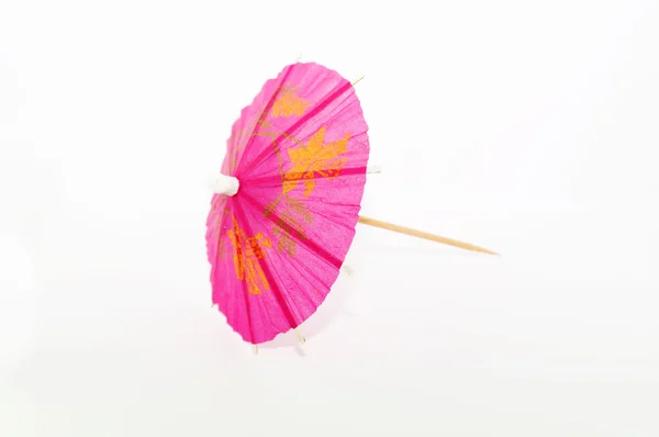 Бумажный зонтик на белом фоне — стоковое фото