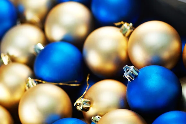 Decoraciones navideñas amarillas y azules — Foto de Stock