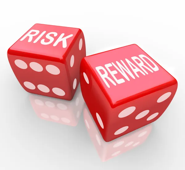 Riziko a odměna - slova na kostky — Stock fotografie