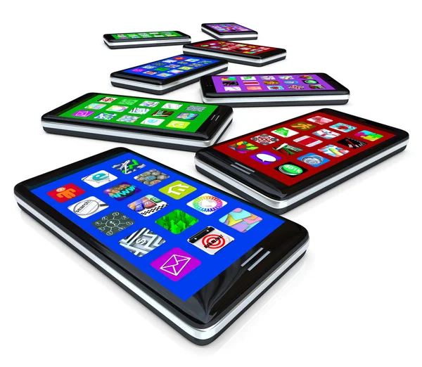 Beaucoup de téléphones intelligents avec des applications sur les écrans tactiles — Photo