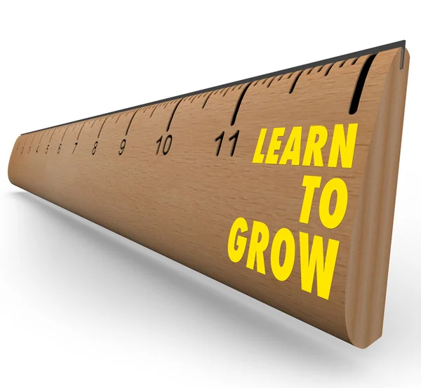 Uma Régua Madeira Com Palavras Aprenda Crescer Simbolizando Benefícios Aprendizagem — Fotografia de Stock
