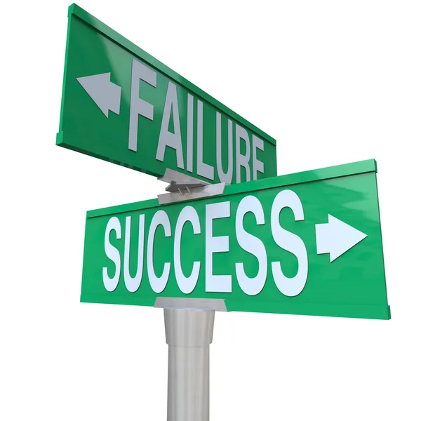 成功 vs 失敗 - 両面通行の通りの転換点で決定 — ストック写真