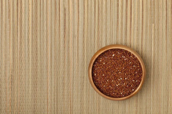 Schüssel mit rotem Quinoa-Korn — Stockfoto