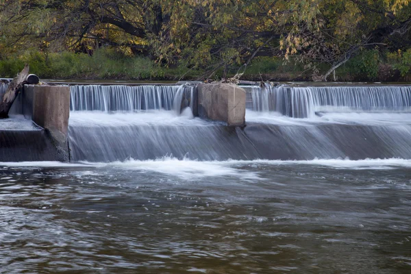 Floden avledning dam — Stockfoto