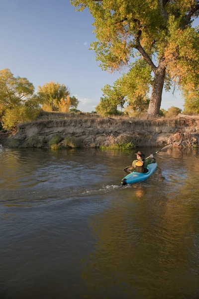 Kajakfahrer paddelt über einen Fluss — Stockfoto