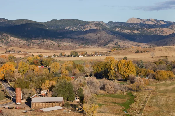 Colorado bergsby och jordbruksmark — Stockfoto