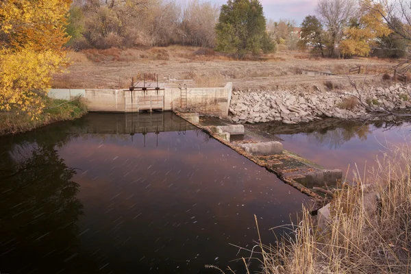 Acqua che scorre nel fosso di irrigazione — Foto Stock