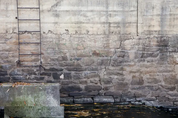 Escada e parede da barragem do rio — Fotografia de Stock