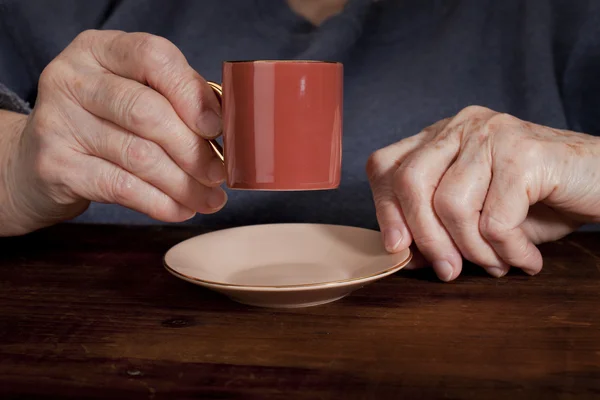Eski eller ve kahve fincanı — Stok fotoğraf