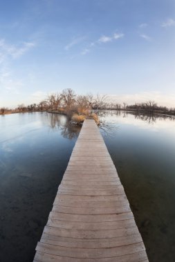 yol, yolculuk veya hedef kavramı - boardwalk ve göl üzerinde iz ve bataklık, geniş açı balıkgözü objektif bakış, sahne buz örtüsü ile geç düşmek