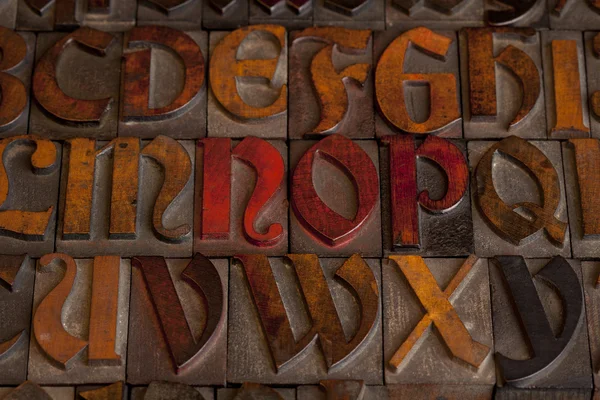 字母表抽象 仿古木制凸版的与铜绿从彩色油墨印刷块 修道院字样 — 图库照片