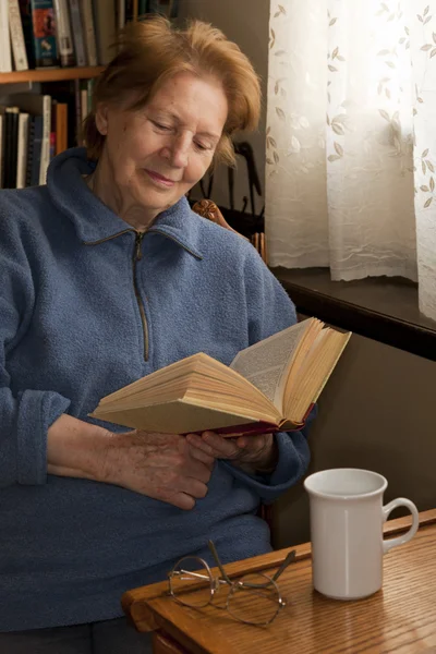 Oude vrouw lezen — Stockfoto