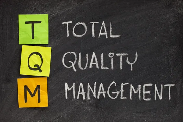 Zkratka Tqm Total Quality Management Bílé Křídové Rukopisu Poznámek Sticky — Stock fotografie