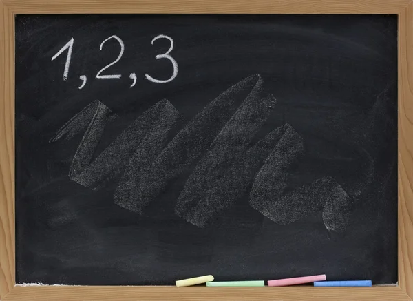 Bir Iki Beyaz Tebeşir Lekeleri Doku Blackboard Ile Yazısı Numaraları — Stok fotoğraf