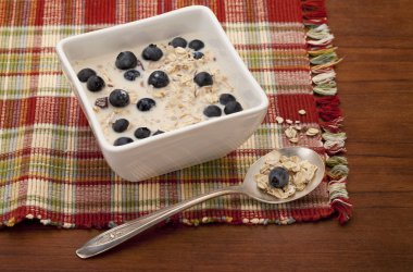 yaban mersini ve soya sütü ile müsli tahıl Kahvaltı