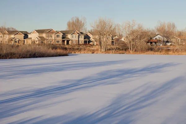 Domy a zamrzlé jezero v Coloradu — Stock fotografie
