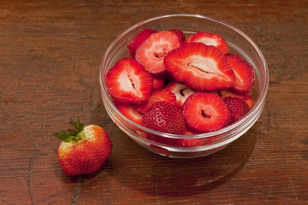 Schüssel Erdbeeren im Sonnenlicht — Stockfoto