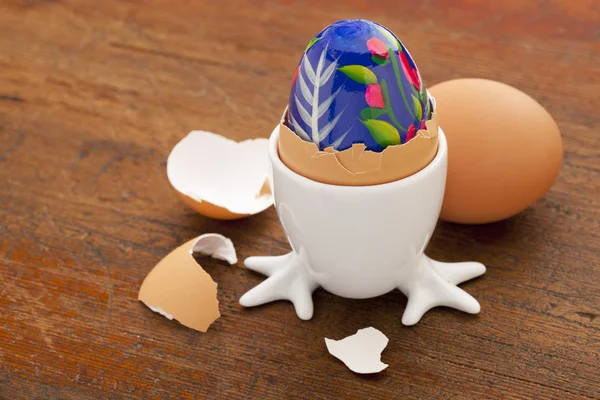 Раскрашенное пасхальное яйцо — стоковое фото