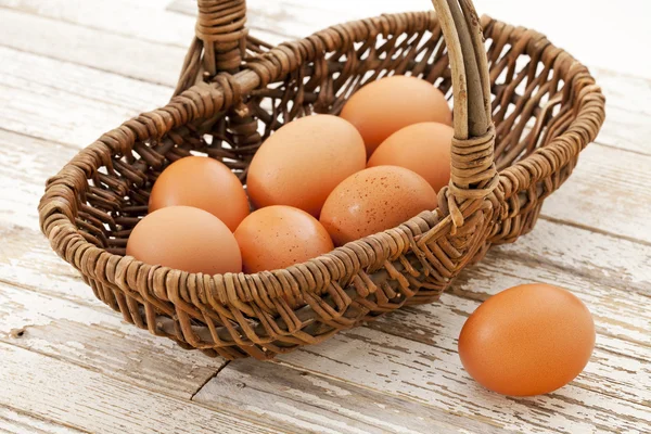 Корзина с коричневыми яйцами — стоковое фото