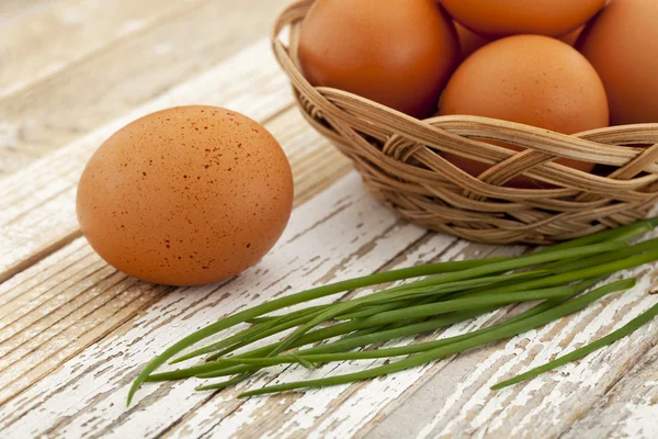 Yumurta ve yeşil bıçak — Stok fotoğraf
